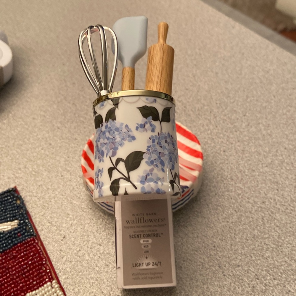 Light up kitchen utensil wallf